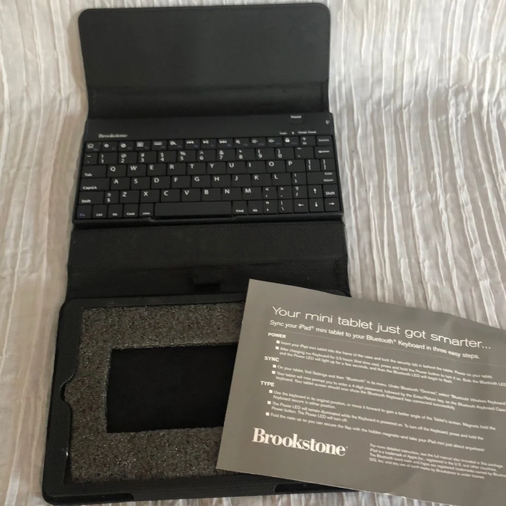 BROOKSTONE MINI TABLET black faux leather ipad blue tooth case & keyboard